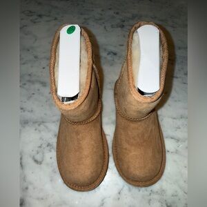 New without Box UGG Chestnut Suede Boots size 11